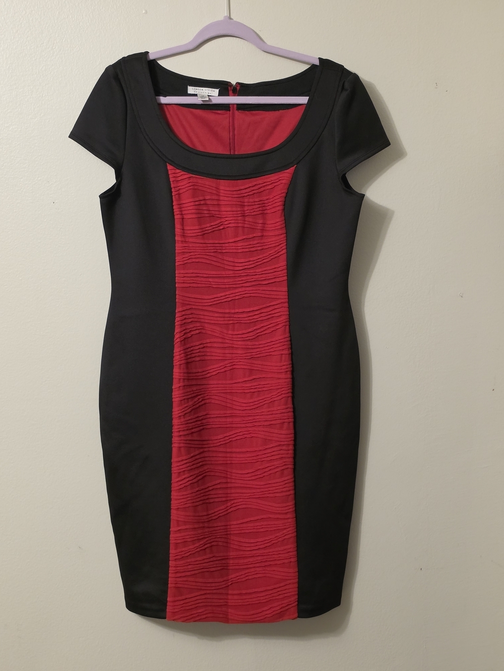 LONDON STYLE Black & Red Sheath Dress Textured Center Panel Ziper Back Size 16.